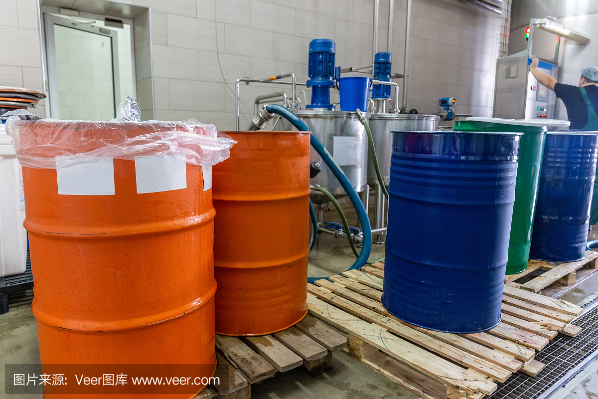 果汁和水生产工厂的浓缩钢桶或储罐